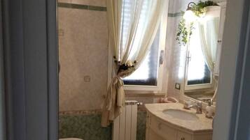 Doccia, asciugacapelli, bidet, asciugamani