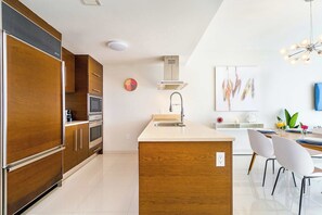 Fridge, microwave, oven, stovetop - FIFA World Cup Brickell Hub! Pool & City View S... (Miami)