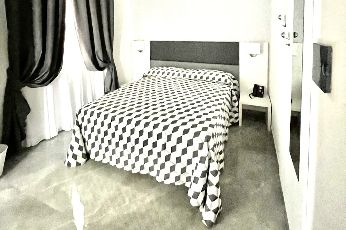 Chambre Confort double ou avec lits jumeaux | Lit avec matelas en mousse à mémoire, minibar, bureau