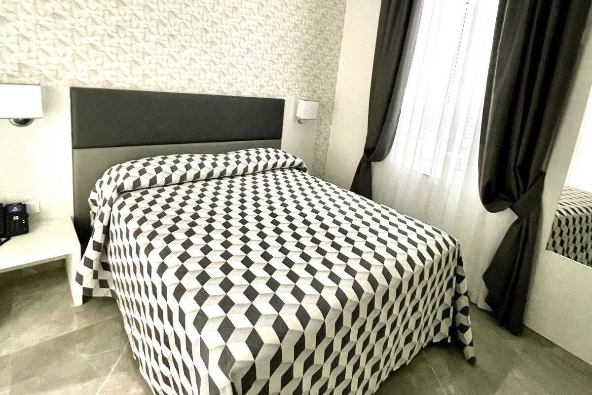 Chambre double ou avec lits jumeaux | Lit avec matelas en mousse à mémoire, minibar, bureau