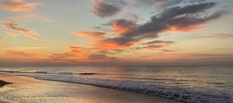 Beautiful Marsh & Golf view. Walking distance to the beach & Conference Center.