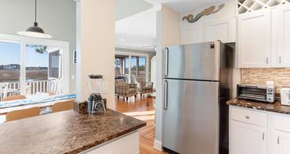 Beautiful Marsh & Golf view. Walking distance to the beach & Conference Center.