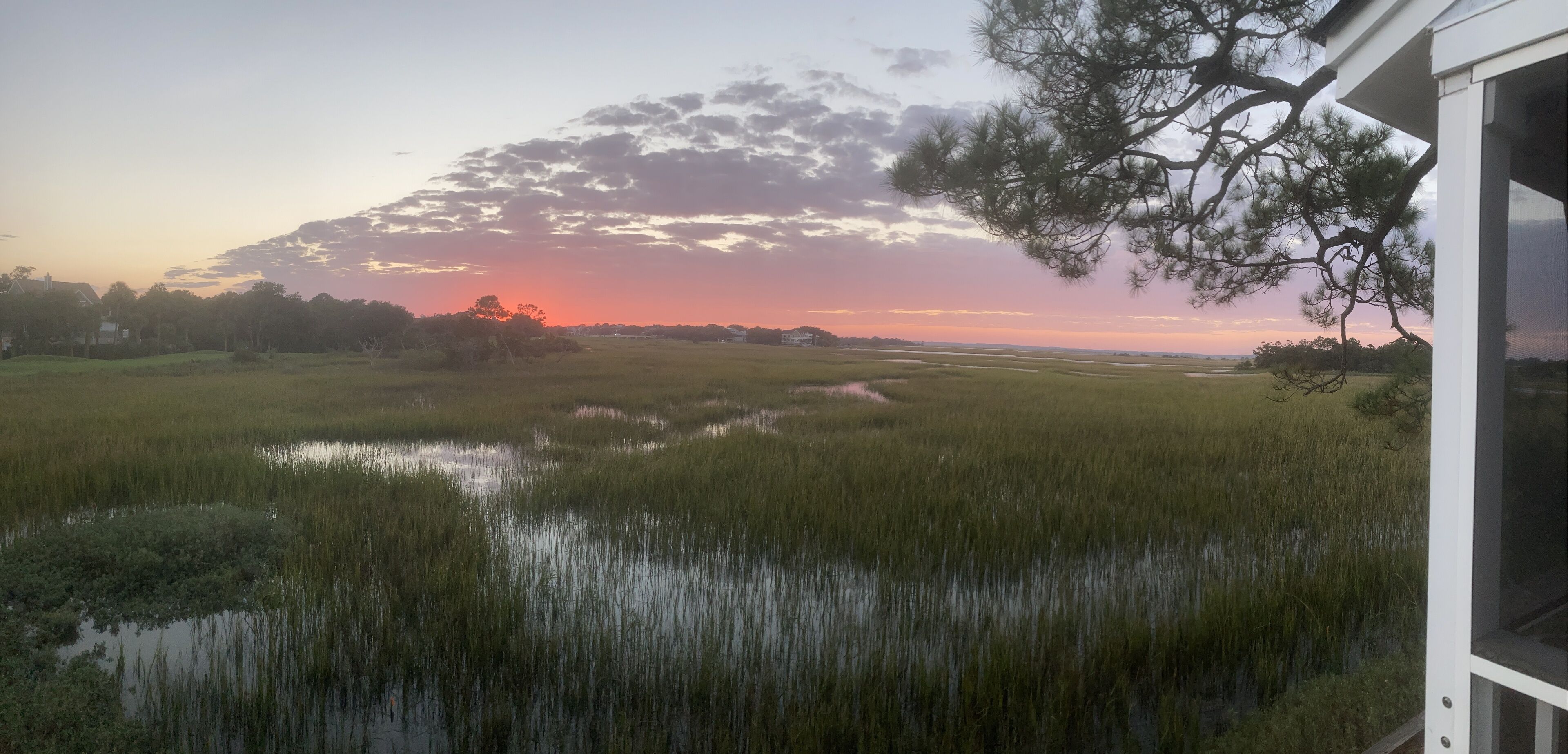 Beautiful Marsh & Golf Course view. Walking distance to the beach.