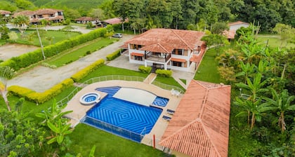 Sol y Luna Country House in Quindo