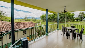 Outdoor dining - Hacienda Araucaria Habitacion 10 (Quimbaya)