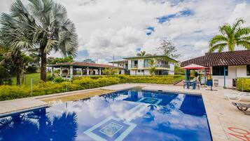 Kolam renang tertutup