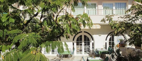 Chambre, 1 chambre, fumeur, balcon | Façade de lâhĂ©bergement