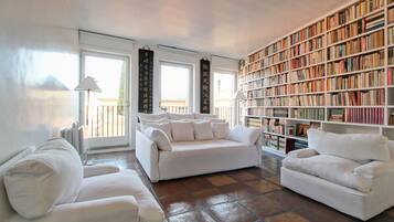 Condo, 1 Bedroom | Lounge
