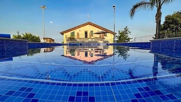 Una piscina al aire libre