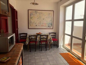 Apartment, 2 Bedrooms | Dining