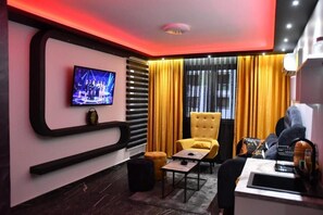 Apartment, 2 Schlafzimmer, barrierefrei, Raucher | Wohnbereich | Flachbildfernseher