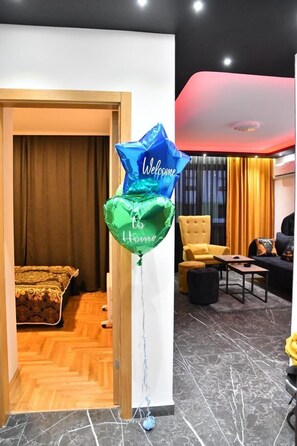 Apartment, 2 Schlafzimmer, barrierefrei, Raucher | Wohnzimmer | Flachbildfernseher