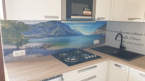 Eine Küche mit Bergblick und Seeblick, inklusive Herd und Spüle.