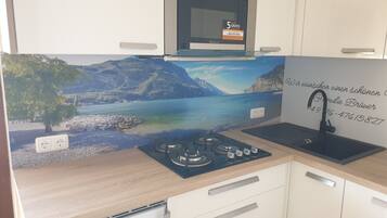 Frigorifero, microonde, forno, piano cottura