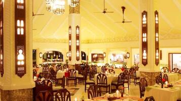 Room, 1 Bedroom, Accessible, Smoking | Dining room