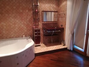 Villa, 4 Bedrooms, Balcony, Pool View | Bathroom - Villa Captains With Swimmingpool (Formia)