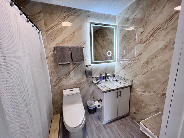 Studio, 1 Bedroom, Balcony | Bathroom