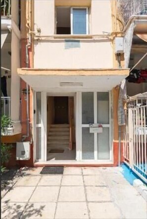 Apartment, 2 Bedrooms, Balcony | Property entrance