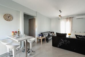 Appartement, 2 chambres, balcon | Salle de séjour