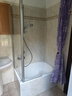 Appartement, 4 slaapkamers, roken, balkon | Badkamer | Shampoo