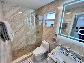 Apartment, 2 Schlafzimmer, Terrasse, Stadtblick | Badezimmerausstattung | Toilettenpapier