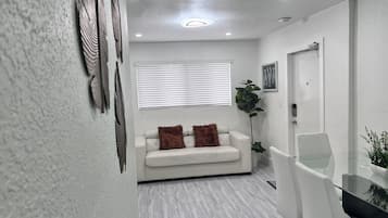 Apartamento, 2 quartos, terraço, vista para a cidade | Área de estar