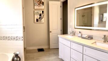 House, 3 Bedrooms, Smoking, Patio | Bathroom | Soap, shampoo