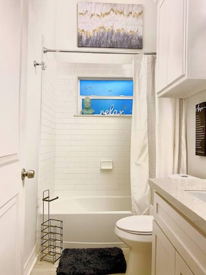 House, 3 Bedrooms, Smoking, Patio | Bathroom | Soap, shampoo - Gated Downtown Jewel (Houston)