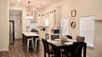 House, 3 Bedrooms, Patio | Interior