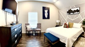 3 bedrooms, travel crib - Gated Downtown Jewel (Houston)