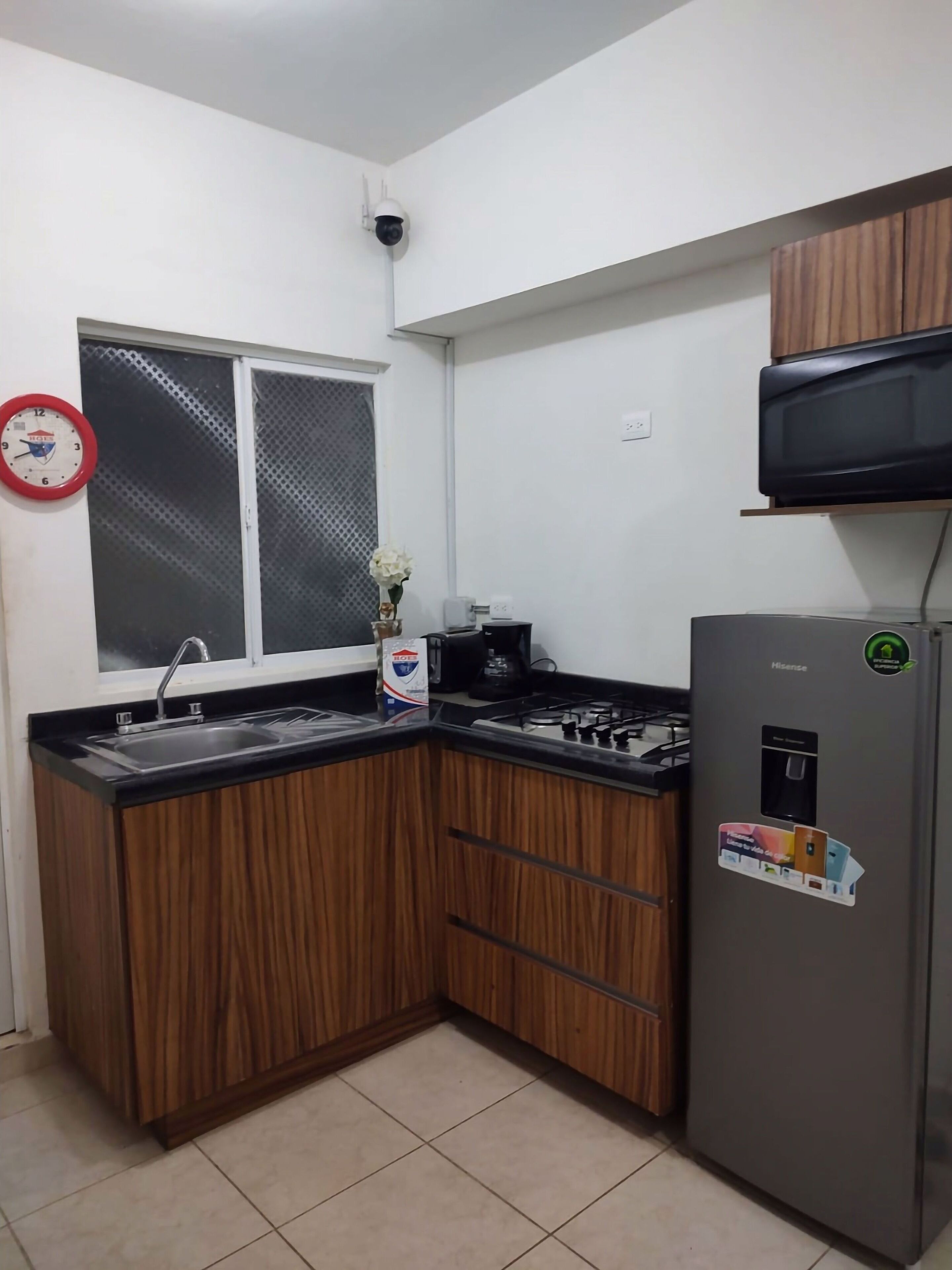 Appart'hôtel, 2 chambres, patio | Cuisine privée | Plaque de cuisson, tables à manger