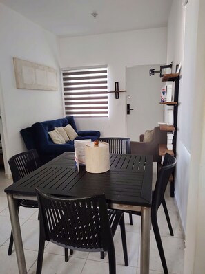 Condo, 2 habitaciones, patio | Restaurantes