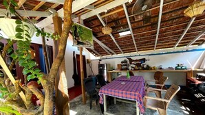 Dormitório compartilhado, 1 quarto | Opções para refeição ao ar livre