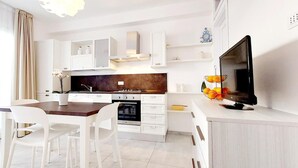Apartment, 2 Bedrooms | Private kitchen - Whiteblue House con Giardino (Castelsardo)