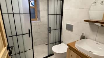 Tripla Comfort, vista cortile, al piano ammezzato | Bagno | Doccia, doccia idromassaggio, asciugacapelli, pantofole