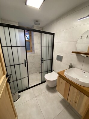 Quarto triplo conforto, vista para o pátio, no mezanino | Banheiro | Chuveiro, ducha de hidromassagem, secador de cabelo, chinelos