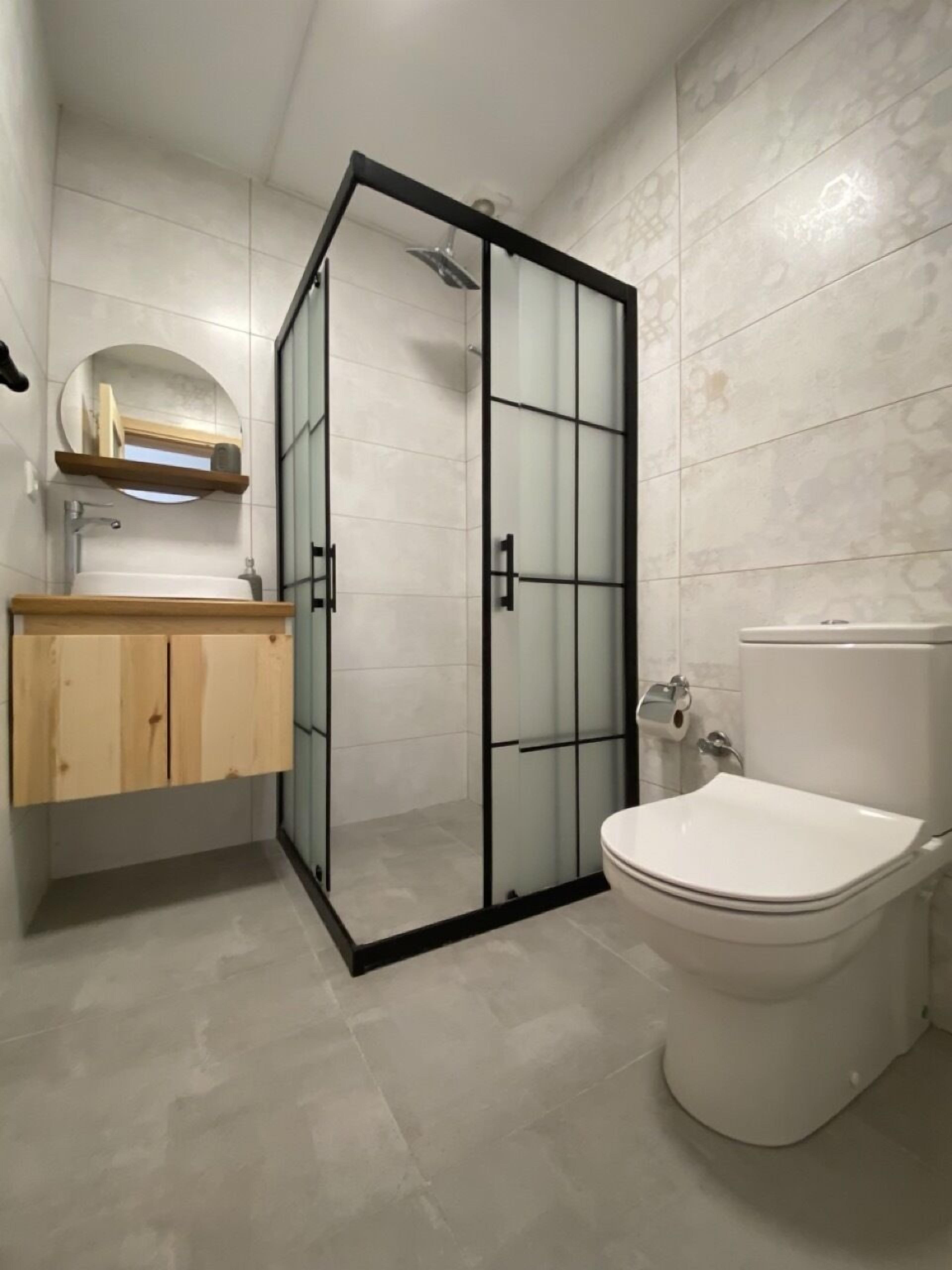 Habitación Confort con 2 camas individuales, vistas al patio, en la zona del jardín | Baño | Ducha, cabezal de ducha con hidromasaje, secador de pelo y zapatillas