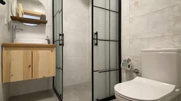 Habitación Confort con 2 camas individuales, vistas al patio, en la zona del jardín | Baño | Ducha, cabezal de ducha con hidromasaje, secador de pelo y zapatillas