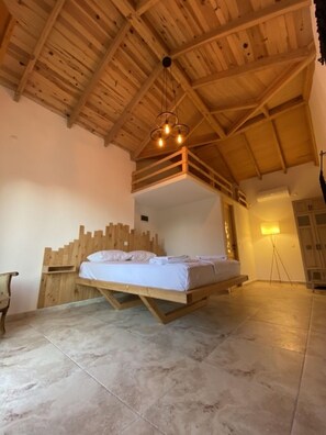 舒適三人房, 庭園景觀, 樓中樓 | 埃及棉床單、高級寢具、羽絨被、書桌