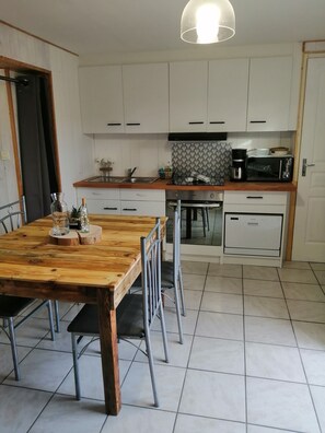 Køleskab, mikrobølgeovn, ovn, kogeplade