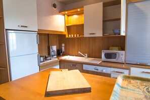 Oven, stovetop, dishwasher, coffee/tea maker