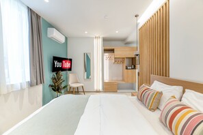 City studio (25) | Een kluis op de kamer, verduisterende gordijnen