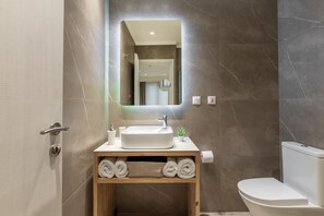 City Studio (22) | Bathroom | Shower, hair dryer, towels, soap - Starla Studios (Athens)