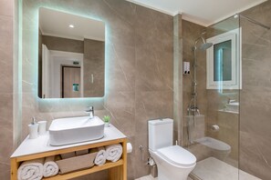 City Studio (24) | Bathroom | Shower, hair dryer, towels, soap - Starla Studios (Athens)