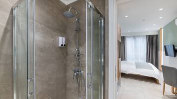 Studio Kota (22) | Kamar mandi | Shower, pengering rambut, handuk, dan sabun