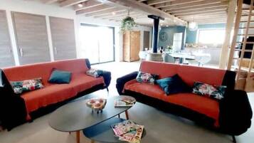 Televisor i taula de tennis de taula