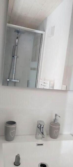 Dusche, kostenlose Toilettenartikel, Haartrockner, Handtücher