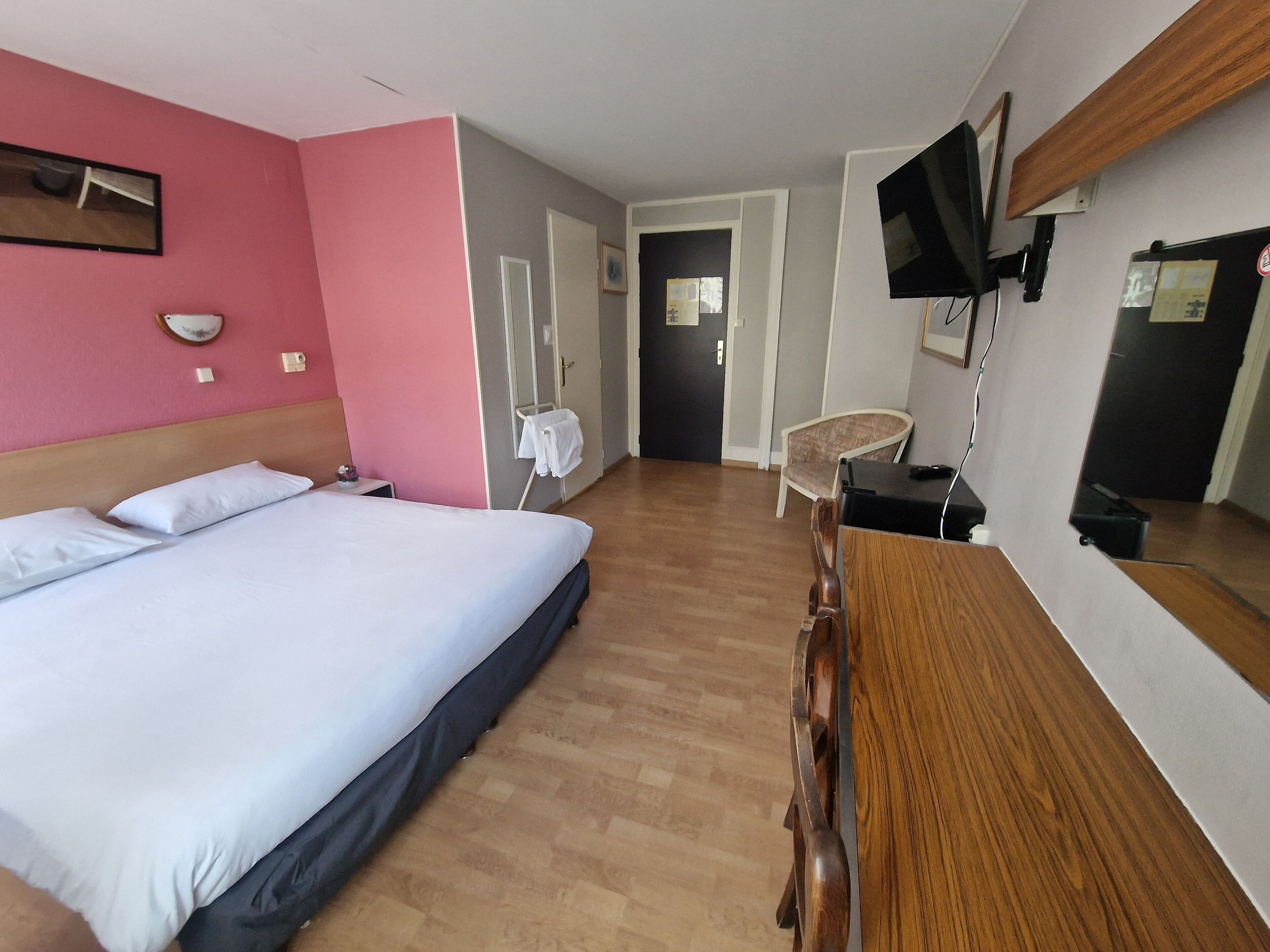 standard double room | 1 bedroom, desk, iron/ironing board, free wifi