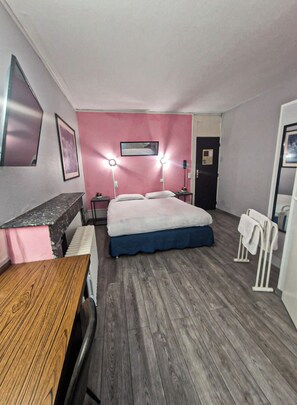 Standard Double Room | Desk, iron/ironing board, free WiFi, bed sheets - Hôtel de l'académie (Nancy)