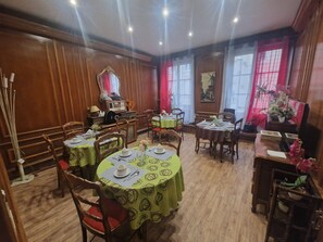 Desayuno continental diario (EUR 9.50 por persona)